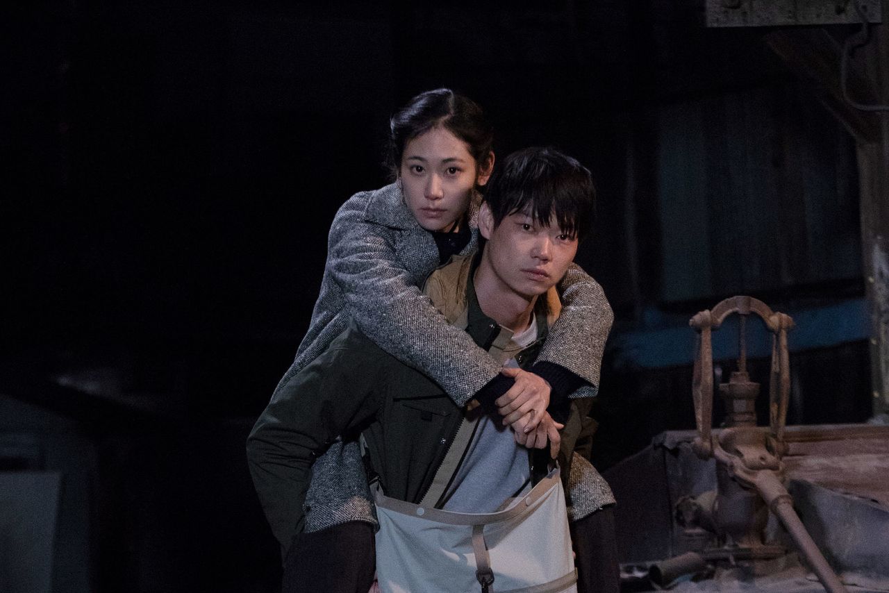 草介はけがをしたミドリ(阿部純子)を背負って家まで送るが…… ©2021 リング・ワンダリング製作委員会