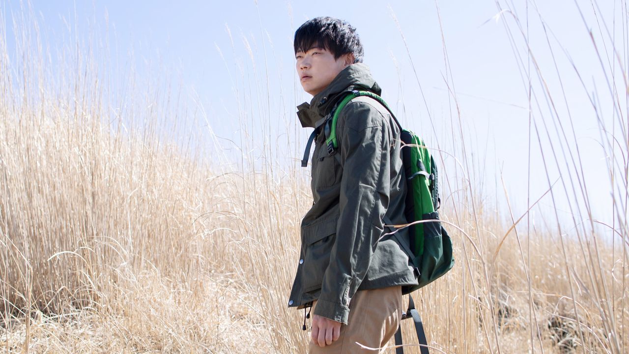 草介はニホンオオカミの痕跡を探し求める ©2021 リング・ワンダリング製作委員会