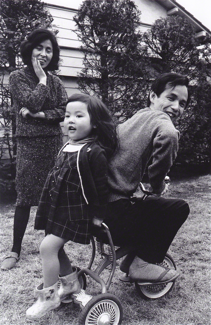 自宅の庭で家族とくつろぐ。1963年撮影。