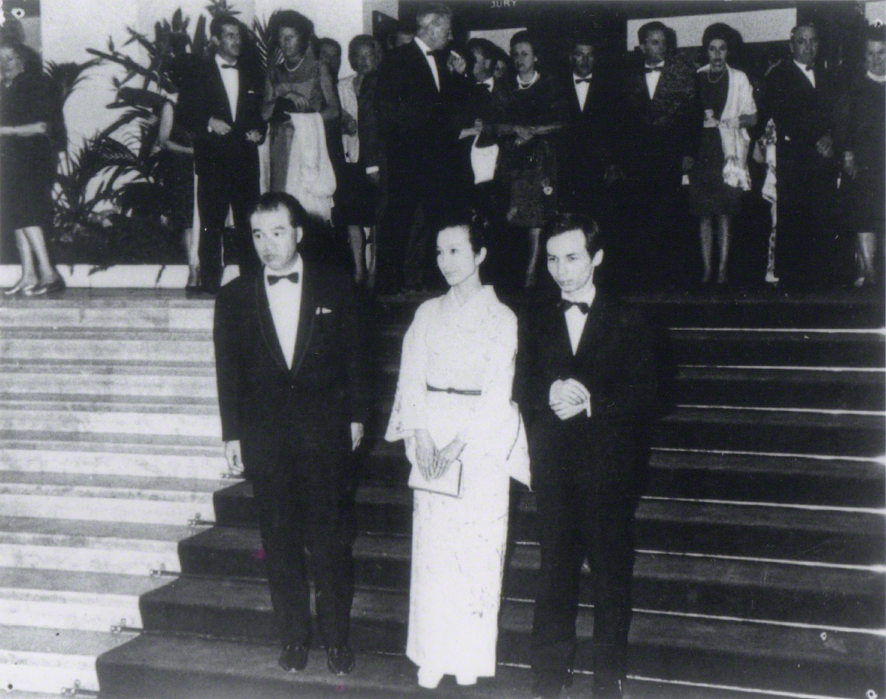 1965年5月、カンヌ国際映画祭で、『怪談』が審査員特別賞を受賞。小林正樹監督（左）、主演の新珠三千代と共に、音楽を担当した武満も受賞式に参加した。