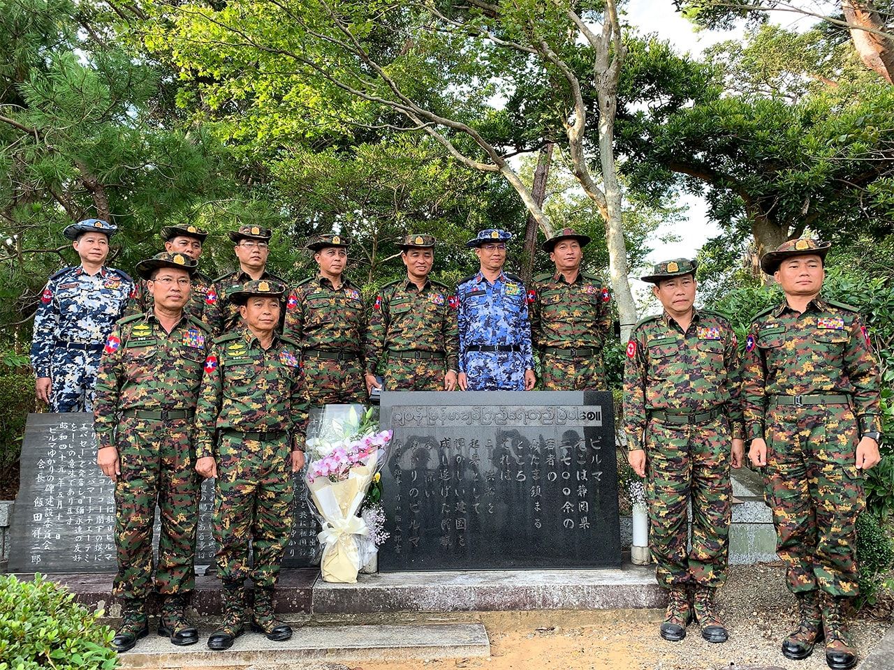 「ビルマゆかりの碑」を訪れたミャンマー国軍の将官一行（浜名湖かんざんじ温泉観光協会提供）