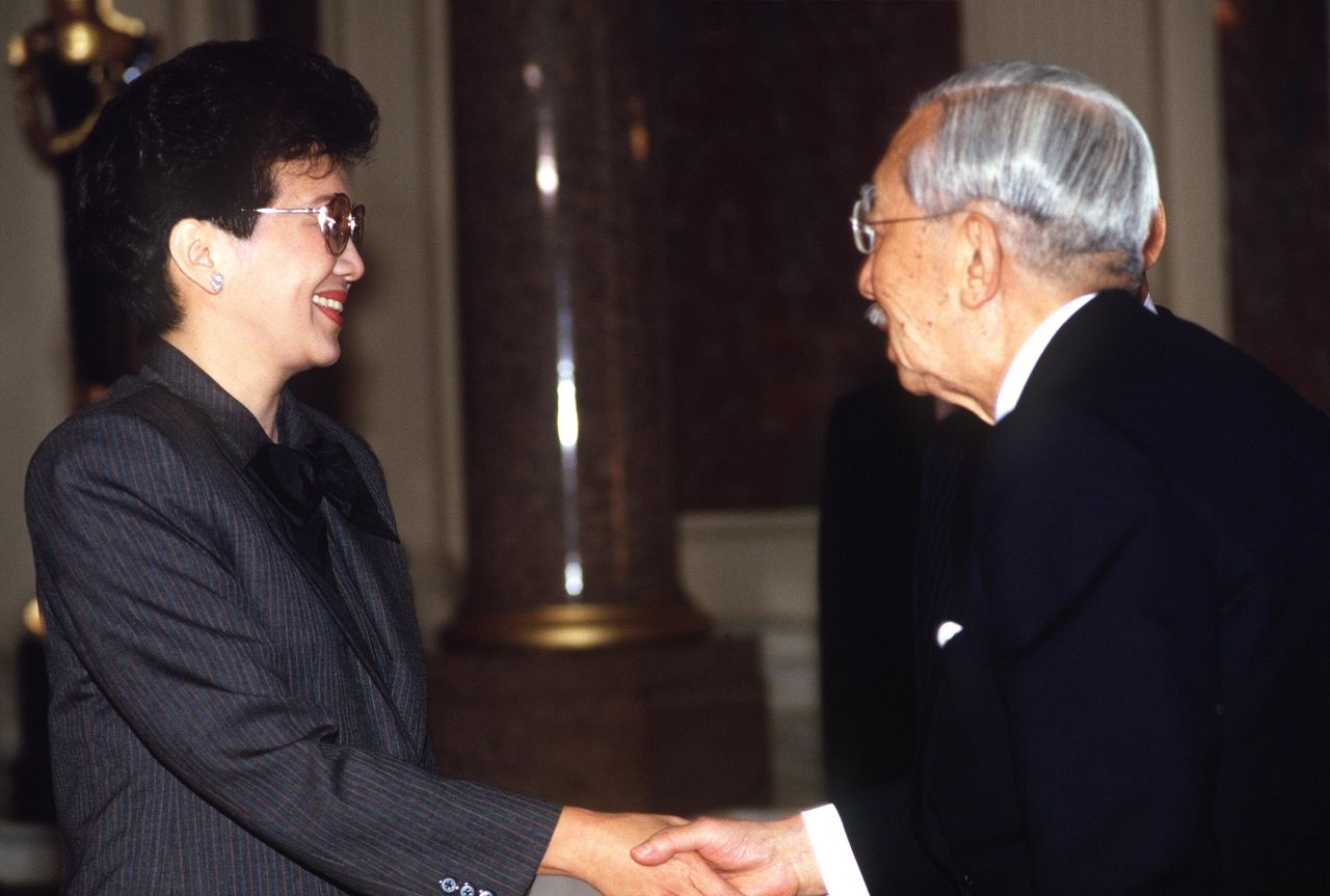 来日したアキノ・フィリピン大統領と握手される昭和天皇＝1986年11月10日、東京・元赤坂の迎賓館（時事）