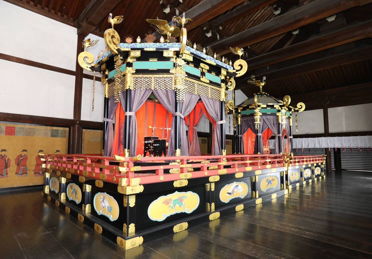 2018年4月に京都御所で公開された「高御座」（左）と「御帳台」（時事）