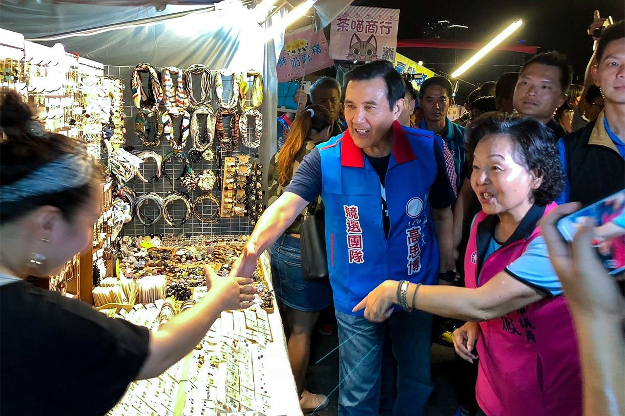 有権者との距離を縮めるために、市場を訪れ投票を呼び掛ける台湾の候補者