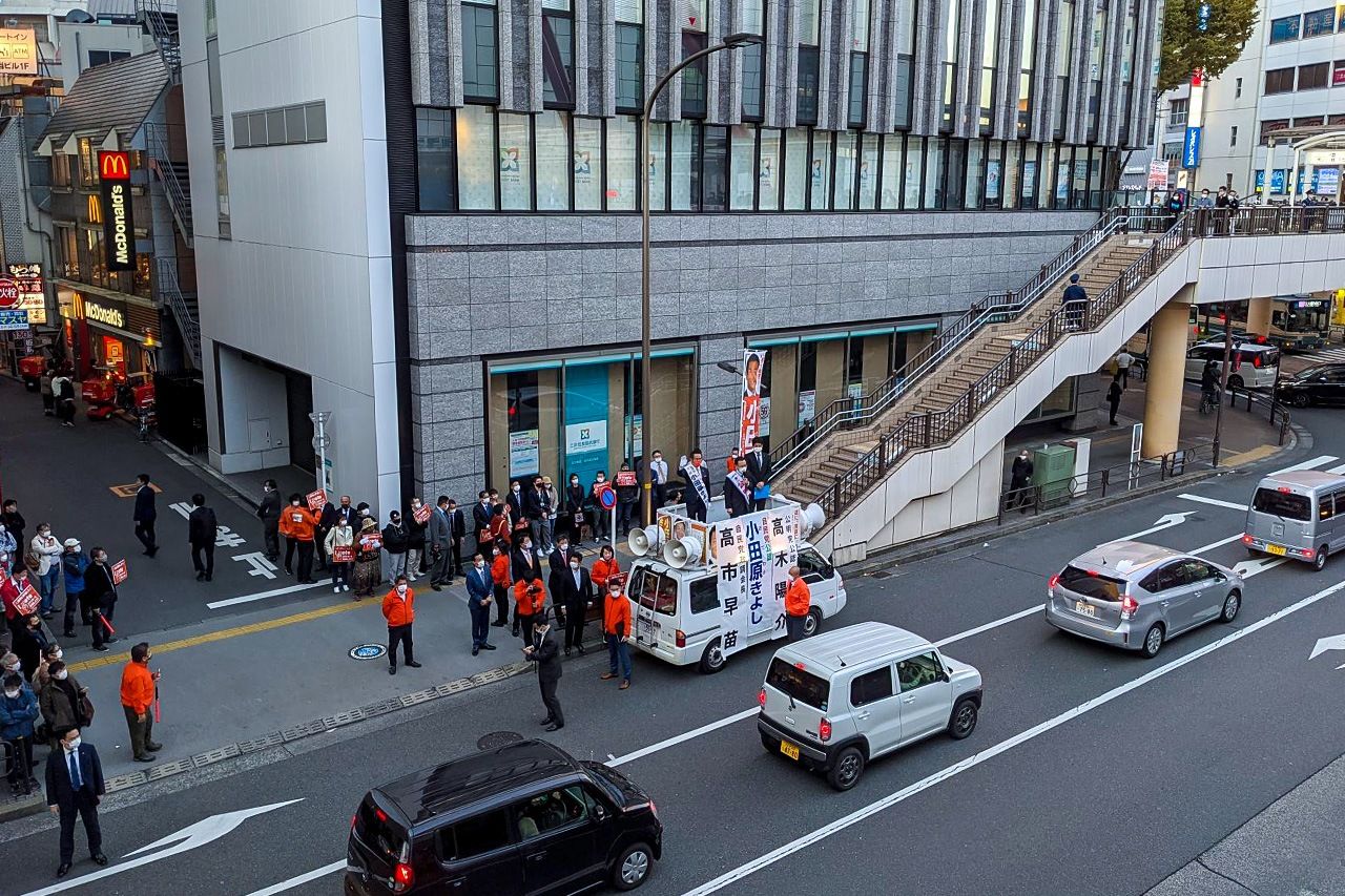 日本では駅前での街頭演説が多い。交通事故を引き起こさないよう注意が必要だ