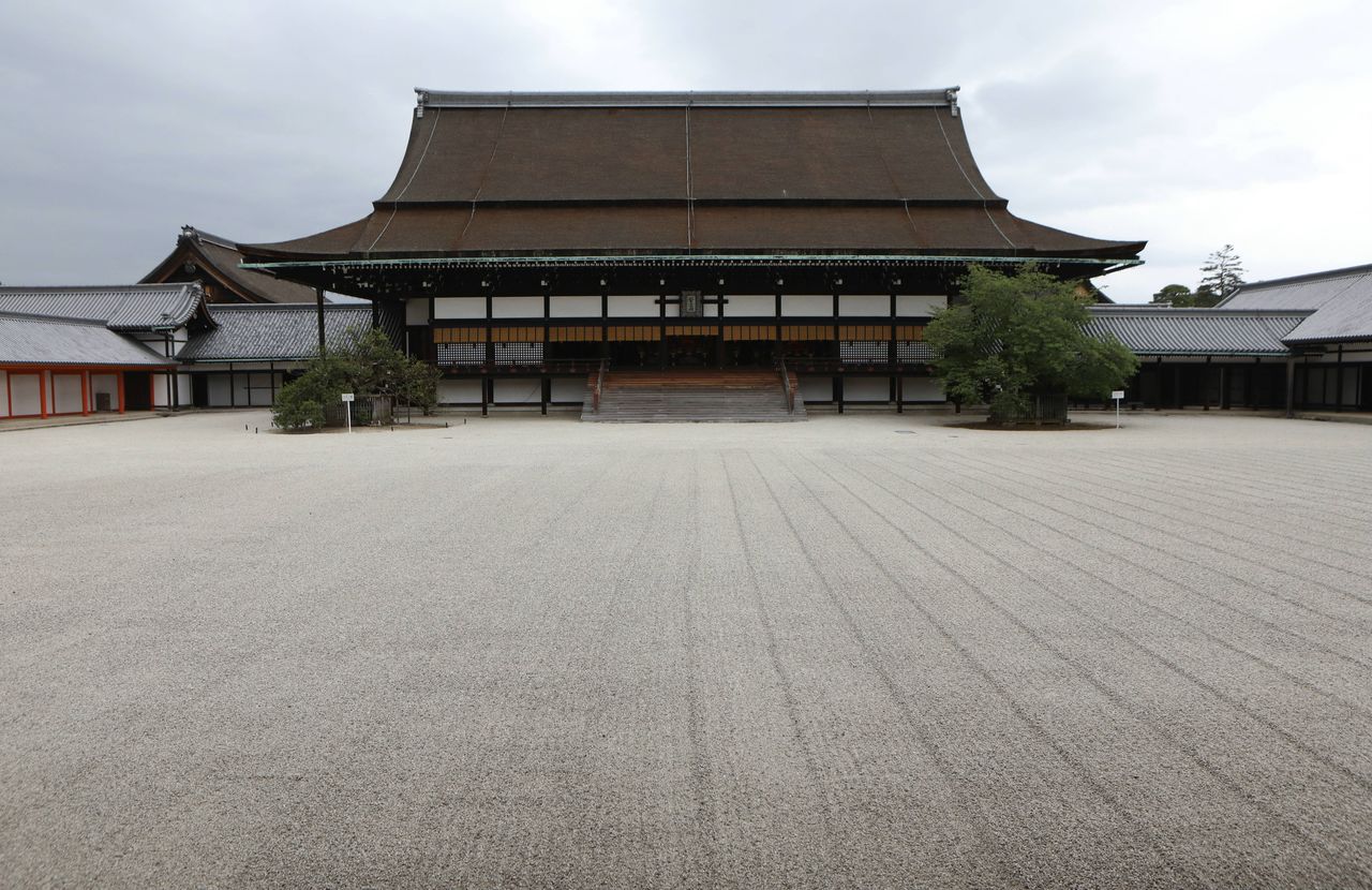 大正の即位礼が行われた京都御所の紫宸殿と前庭の「南庭（だんてい）」。大隈は紫宸殿の18段の階段を片足で昇り降りした。現代も殿上に置かれる「高御座」と「御帳台」は、平成や令和の即位礼に向け、ここから東京に運ばれた＝2018年4月撮影（時事）