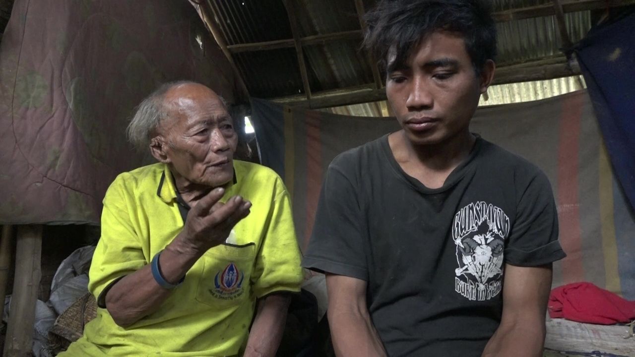 フワイヤク村の長老がドーイプライワン村のムラブリと会う　©幻視社
