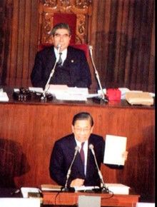 立法院長時の梁粛戎氏(上段、下段は施政報告をする李煥行政院長、当時)(国史館『梁粛戎先生訪談録』1995年より)