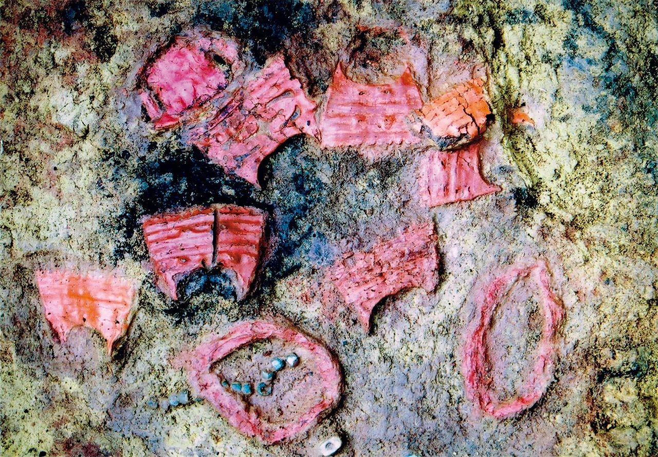 北海道カリンバ遺跡（119号墓）から出土した漆塗りの装身具（画像提供：恵庭市郷土資料館）