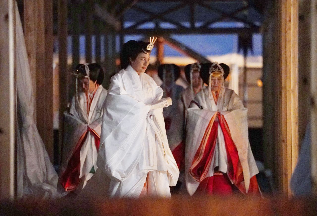 「悠紀殿供饌(ゆきでんきょうせん)の儀」のため、大嘗宮の帳殿に向かわれる皇后さま=2019年11月14日午後、皇居・東御苑(時事)