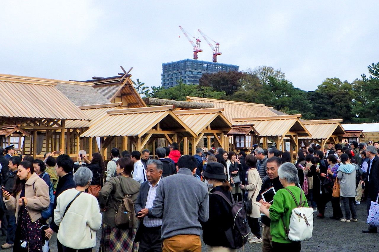 祭祀を終えた後、一般公開された大嘗宮。多くの市民・観光客が見学に訪れた=2019年11月24日、皇居・東御苑