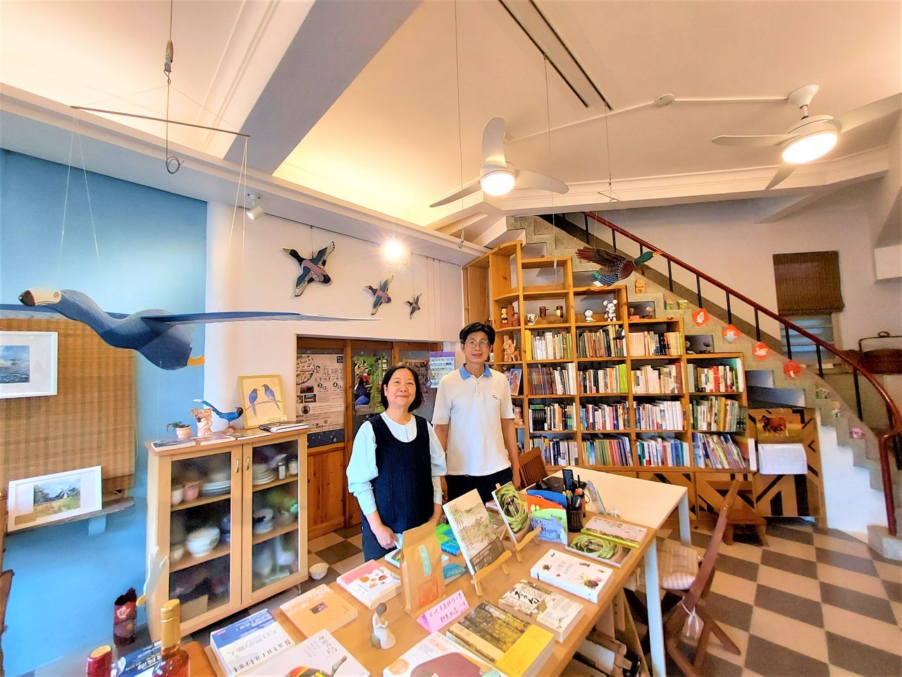 「藍鵲書房」「拾樂坊」を経営する高美玉さん（左）と陳萬成さん（右）