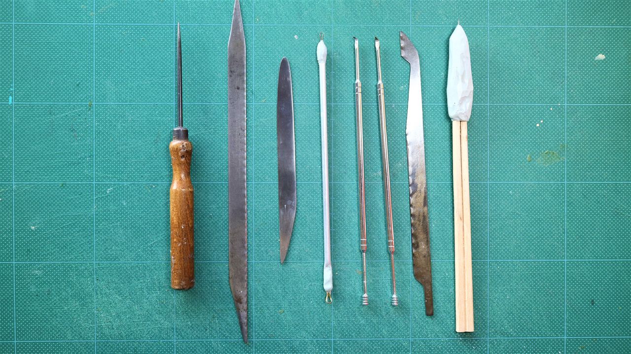 安居さんがロボ制作に使用する道具の数々。数十年にわたって使い込まれたものもあるという　筆者撮影