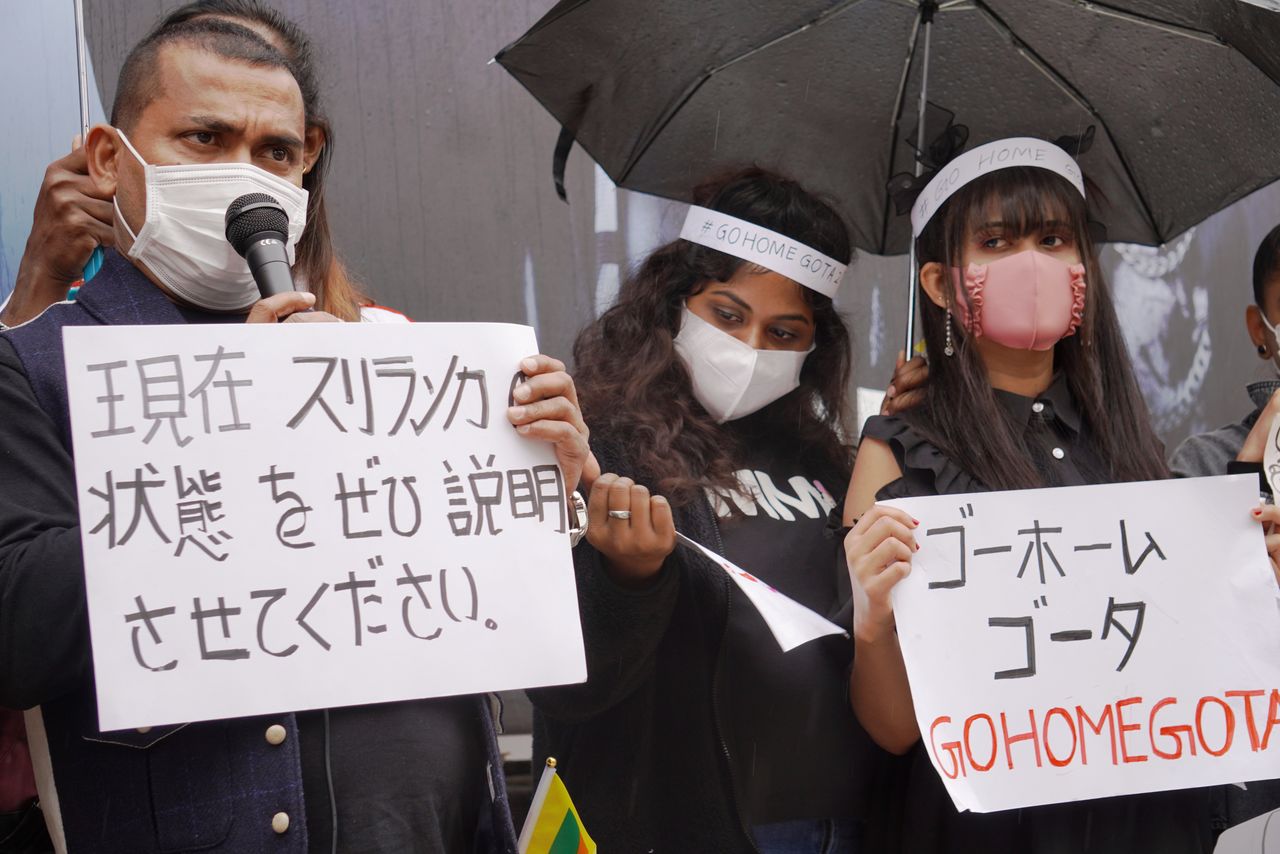 カピラ・バンダラさん（左）は達者な日本語で渋谷駅前の日本人に訴えかけた