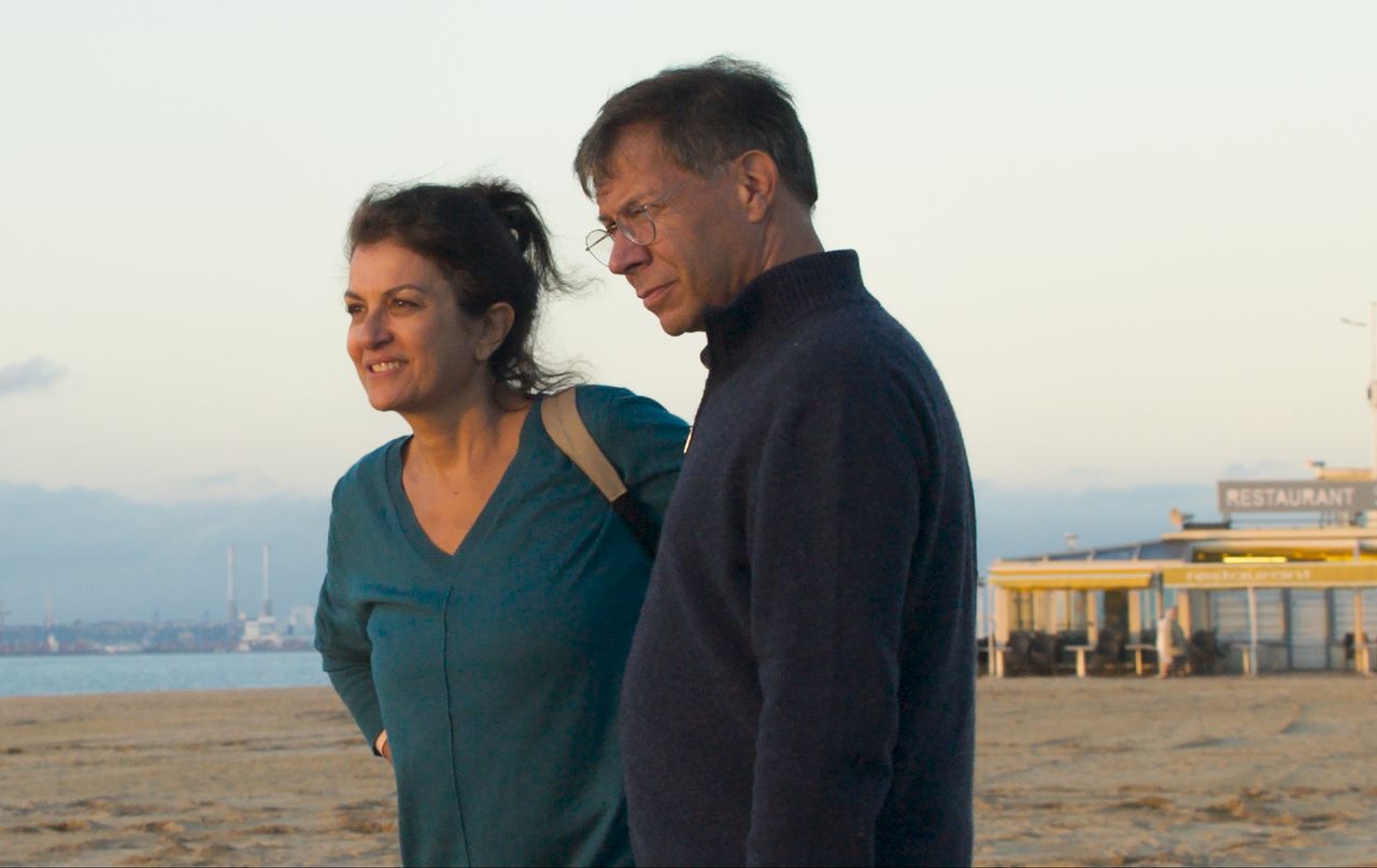 アンヌとジャン=ルイそれぞれの娘と息子が母と父の思い出が詰まったドーヴィルの浜辺を訪れる。53年前の子役、スアド・アミドゥとアントワーヌ・シレが再び登場　© 2019 Les Films 13 - Davis Films - France 2 Cinéma