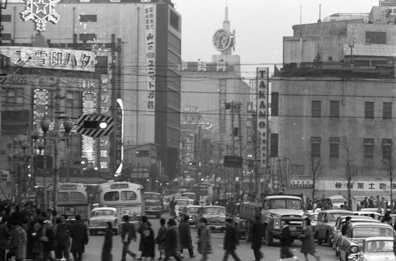 1950年代の新宿駅東口（新宿歴史博物館蔵）
