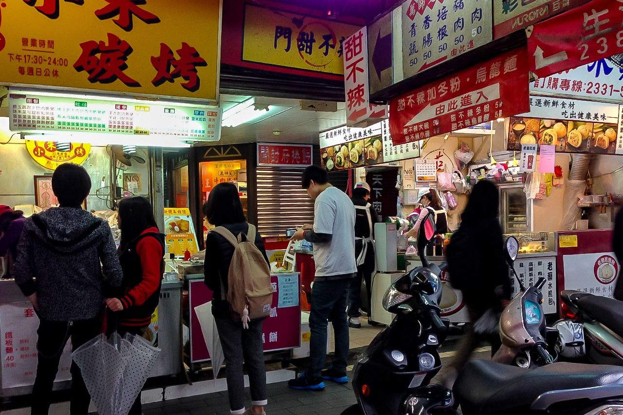 台湾の「甜不辣」は「てんぷら」と呼び、「練り物」を指す。九州地方の人々は練り物を「てんぷら」と称することから、日本統治時代に九州地方から多くの影響を受けた台湾で、この呼び方が定着し、甜不辣の漢字を当てたのではと言われている（nippon.com高橋郁文撮影）