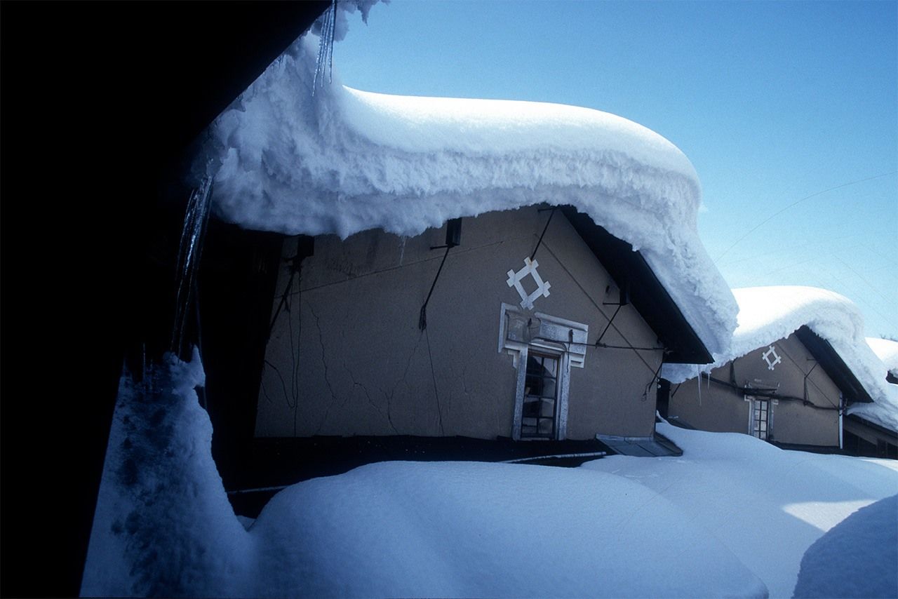 伝統製法を守る石孫本店の醤油醸造蔵。寒仕込みの醤油は、深い雪の中で醸される