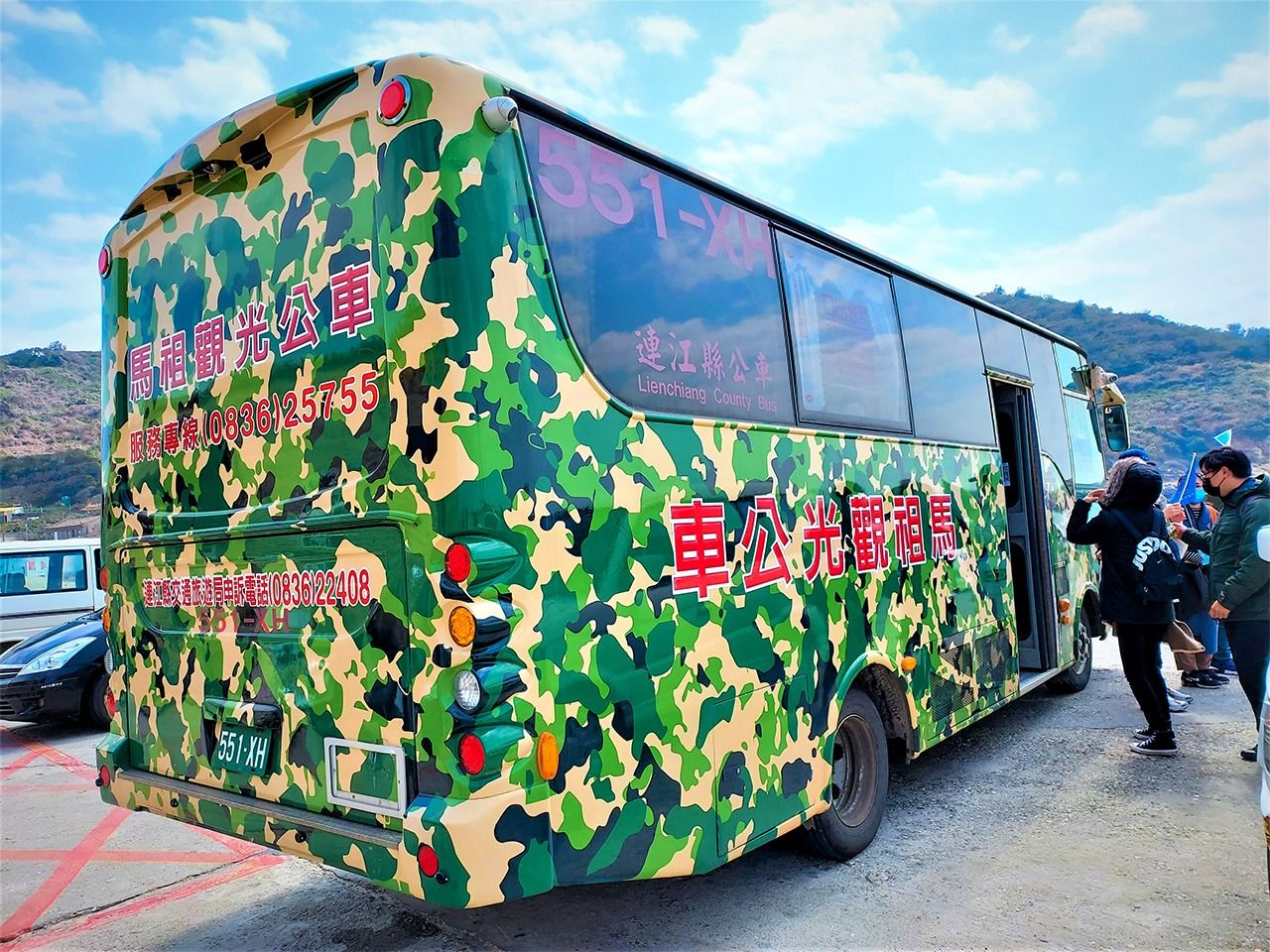 東莒島では観光バスも迷彩色であった。