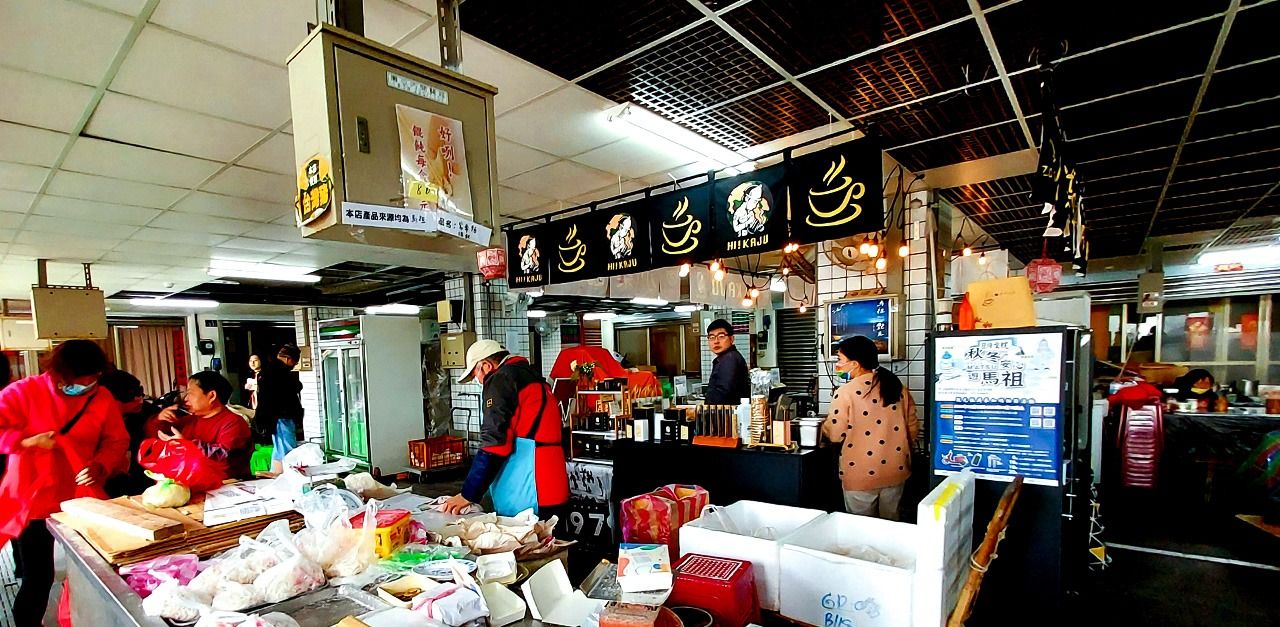 介壽獅子市場の二階に店を構える「小柒咖啡」、店舗の中からこちらを振り返っている男性がオーナーの邱思奇さん。
