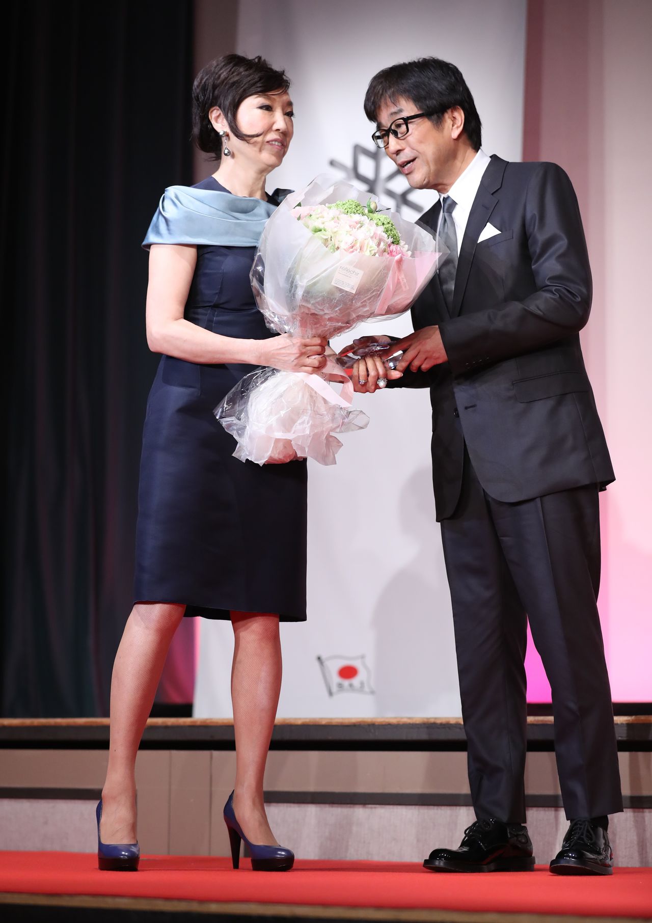 全日本スキー連盟（SAJ）の表彰式で、SNOW文化功労賞に選ばれた歌手の松任谷由実（左）と夫で音楽プロデューサーの松任谷正隆（2017年05月18日、東京都港区）時事