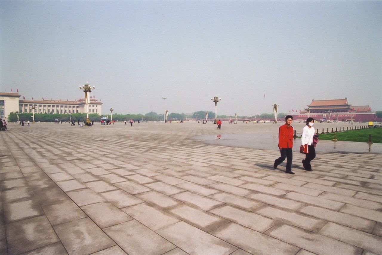 2003年5月1日、SARSの感染拡大で北京市の隔離者は1万人を超え、人影もまばらなメーデーの天安門広場（泉宣道氏撮影）
