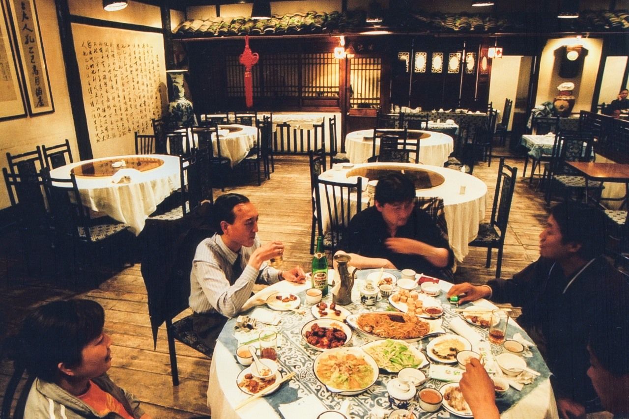 2003年5月14日、北京市東城区の人気居酒屋「孔乙己酒店」も丸テーブルが埋まったのは一卓だけだった（泉宣道氏撮影）