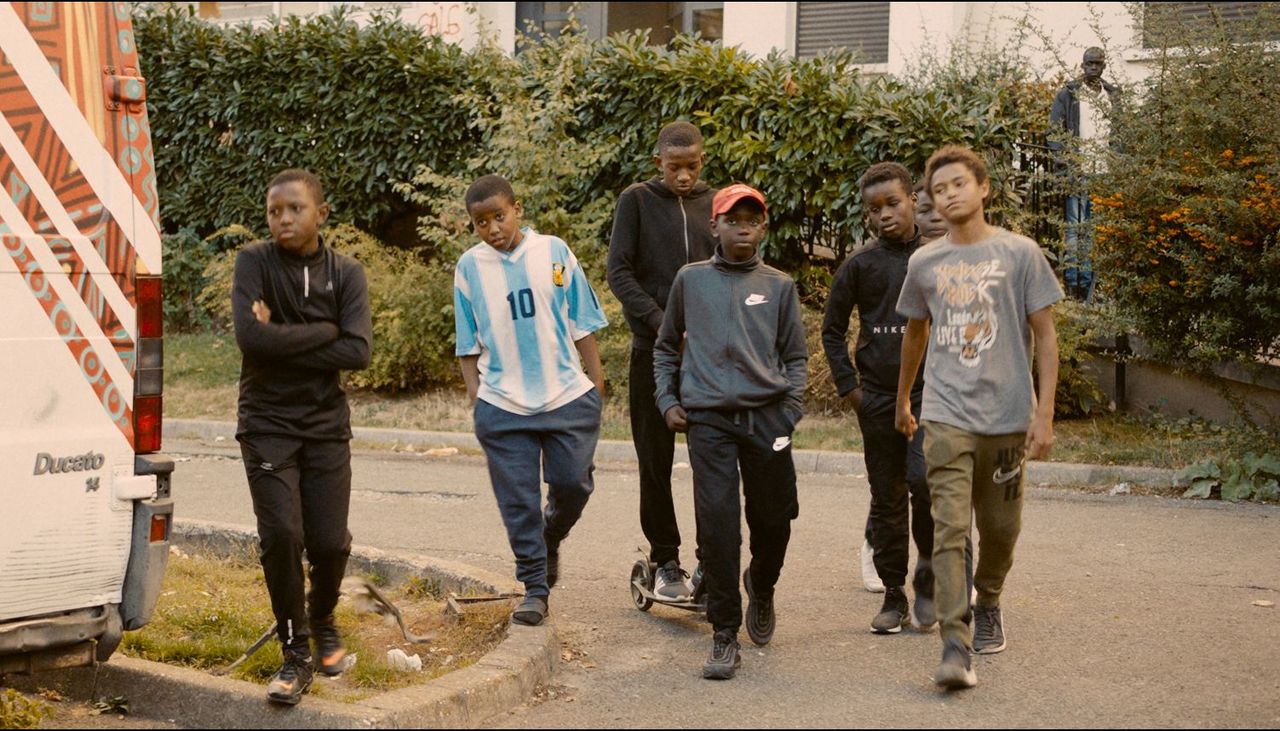 モンフェルメイユの子どもたち。サッカー・フランス代表、セーヌ・サンドニ県育ちのキリアン・エンバペは地元の誇りだ　©SRAB FILMS LYLY FILMS RECTANGLE PRODUCTIONS