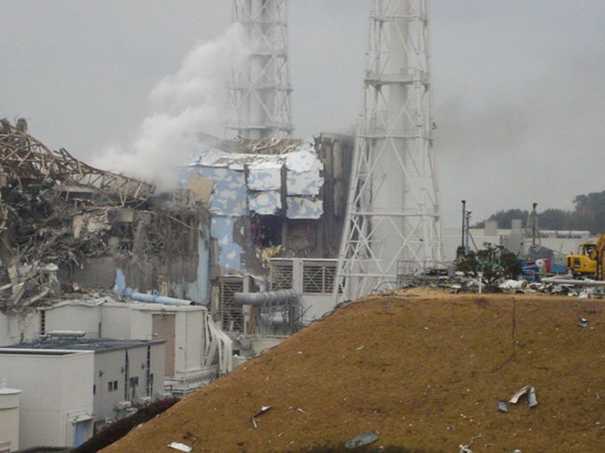 水素爆発を起こした福島第一原発3号機（左手前）と4号機（2011年3月15日撮影　出典：東京電力ホールディングス）