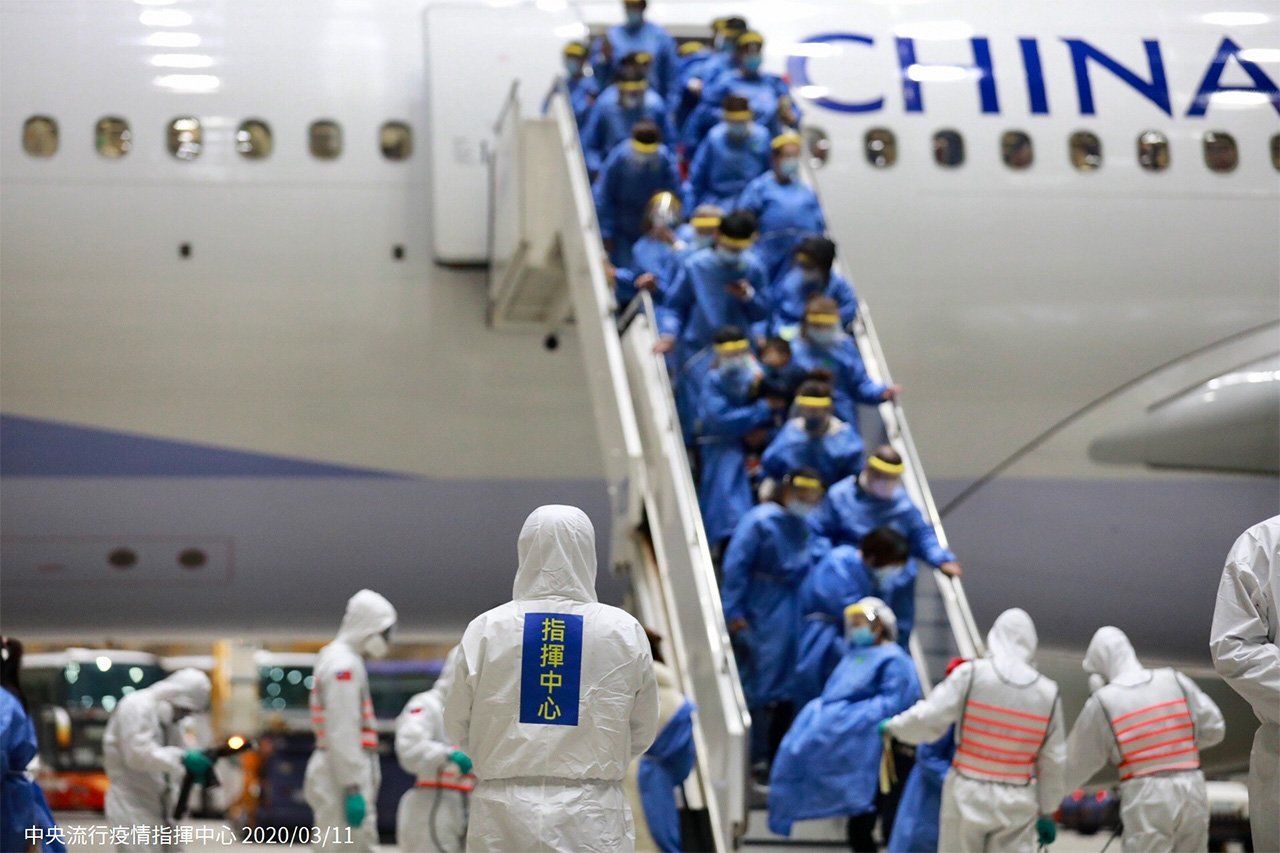 中国武漢市からチャーター機で帰国した台湾人ら（中央流行疫情指揮中心提供）