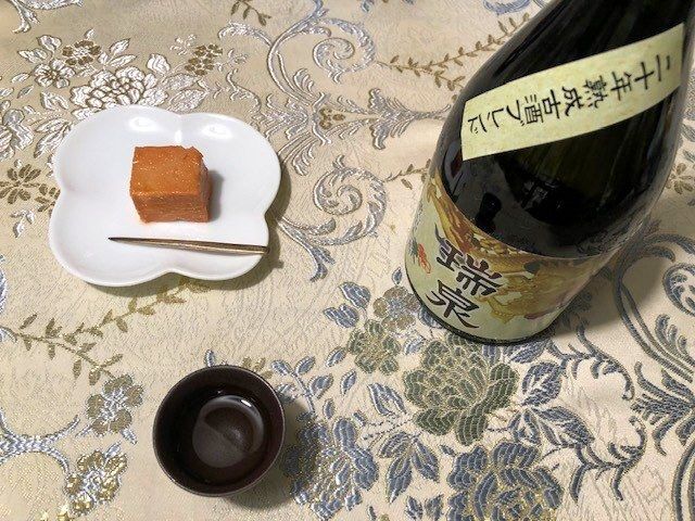 評者が味わった泡盛の古酒と豆腐よう（2022年7月30日、都内で撮影）