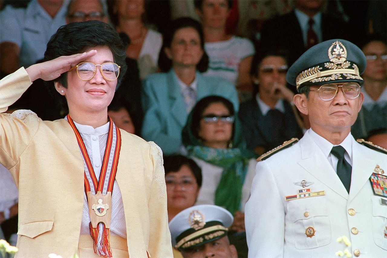 フィリピンのアキノ大統領（左）とラモス氏（フィリピン・バギオ）＝1986年3月（AFP＝時事）