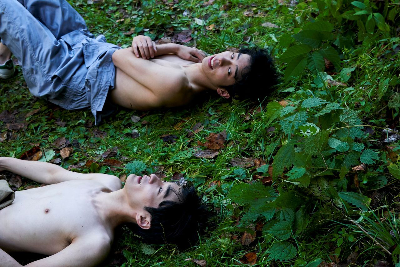 自然の中で解放感を味わい、身も心も接近していく直己と槙 ©2021 PFFパートナーズ(ぴあ、ホリプロ、日活)/一般社団法人PFF