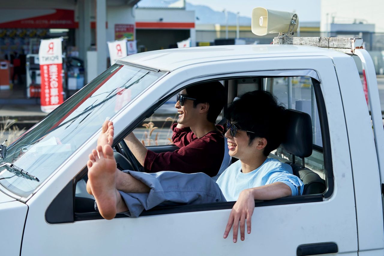 不用品回収車を運転する直己(佐々木詩音)と助手席の槙(諏訪珠理) ©2021 PFFパートナーズ(ぴあ、ホリプロ、日活)/一般社団法人PFF