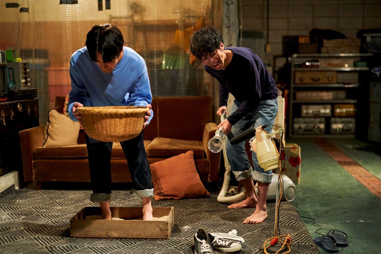 アナログな方法で“旅の音”を演出することに夢中になる2人 ©2021 PFFパートナーズ(ぴあ、ホリプロ、日活)/一般社団法人PFF