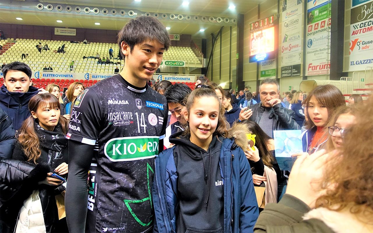 試合終了後、日本から訪れたファンや地元パドヴァの中高生たちとのツーショットに気さくに応じる（筆者撮影）