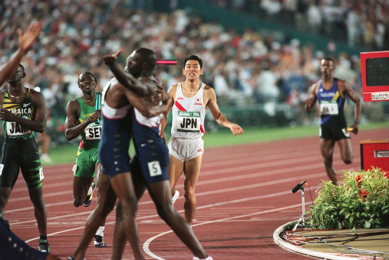 アトランタ五輪・陸上男子1600メートルリレー決勝。アンカーの大森盛一は5位でゴールし、日本新記録をマーク。手前は優勝して喜ぶアメリカチーム＝1996年米・ジョージア州アトランタの五輪スタジアム（時事）