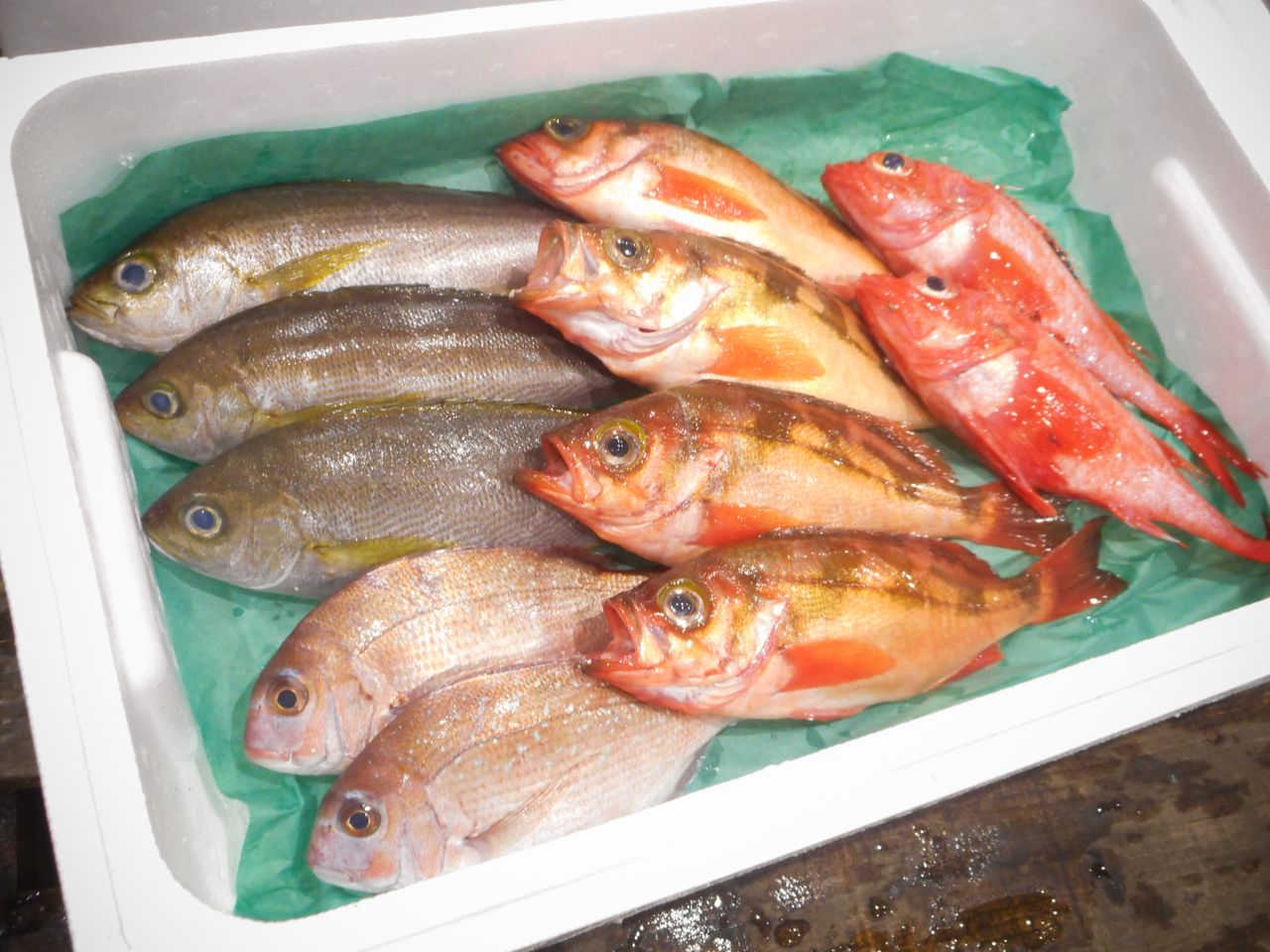豊洲市場に入荷した上物鮮魚を５種類詰め合わせした高級鮮魚セット　写真：市場関係者提供