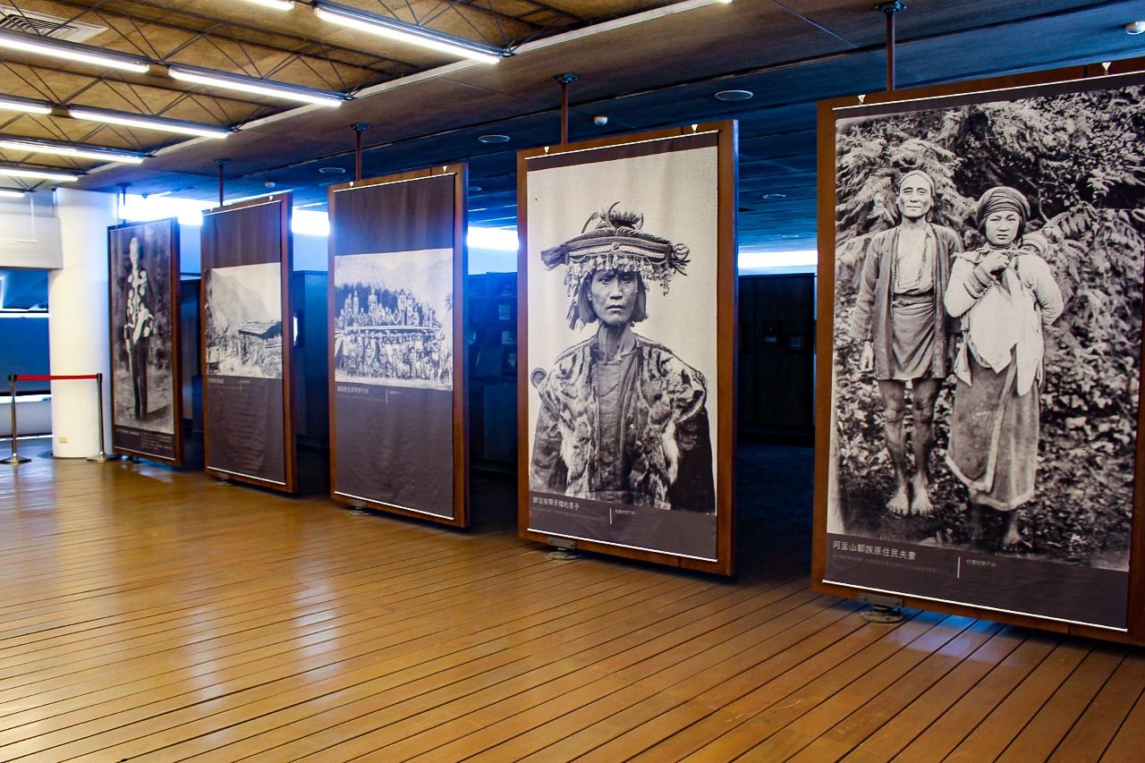 「高木友枝典藏故事館」に展示されている先住民族の写真（彰化高校提供）
