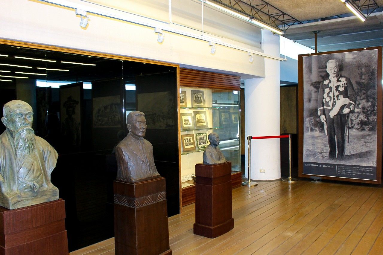 美術品としても国宝級の高木友枝の胸像（中央）は、高木友枝の家族が台湾の彰化高校に寄贈した（彰化高校提供）