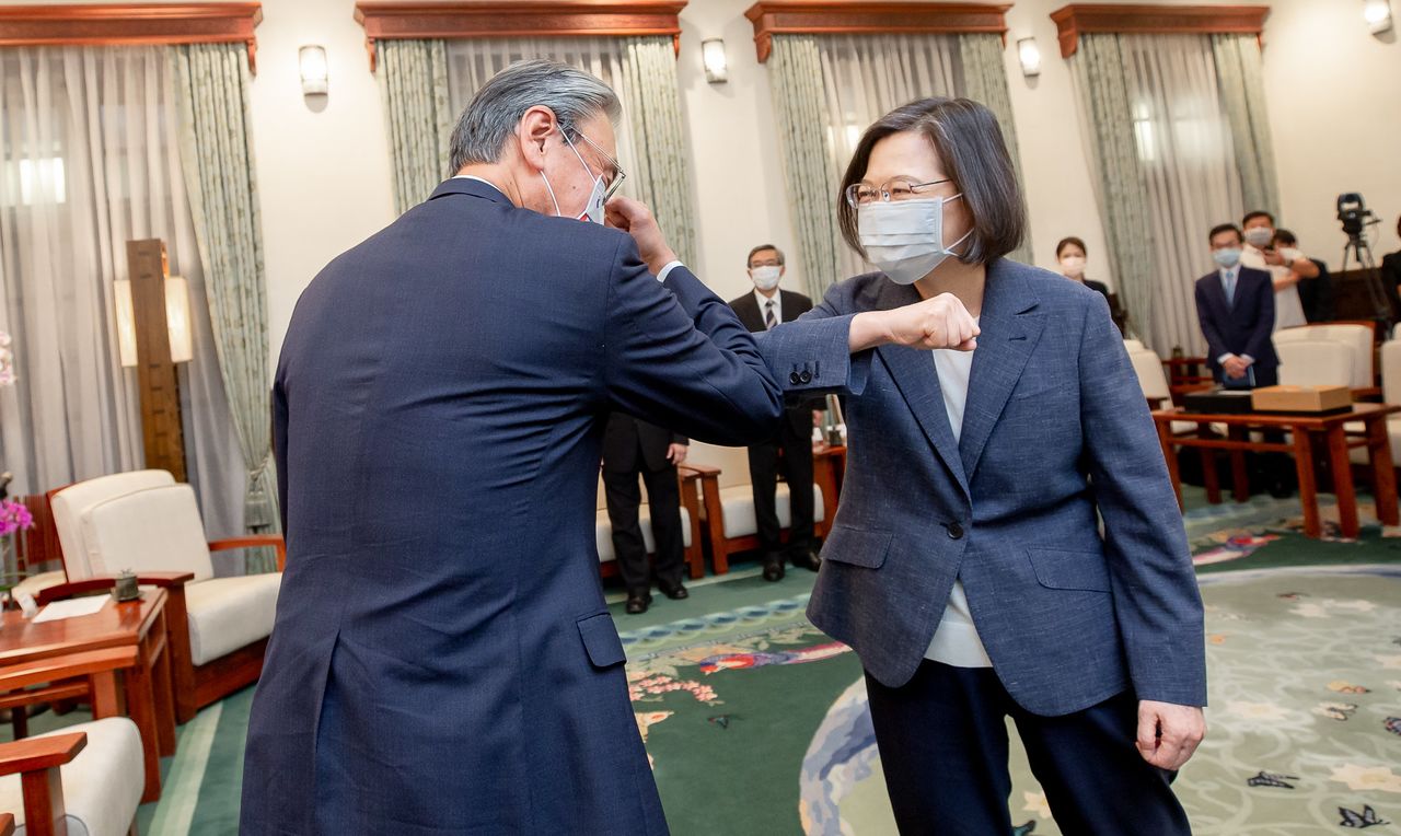 台湾の蔡英文総統は8月23日、訪台中の「日華議員懇談会」の会長、古屋圭司衆院議員（自民）と会談した。（台湾総統府提供）