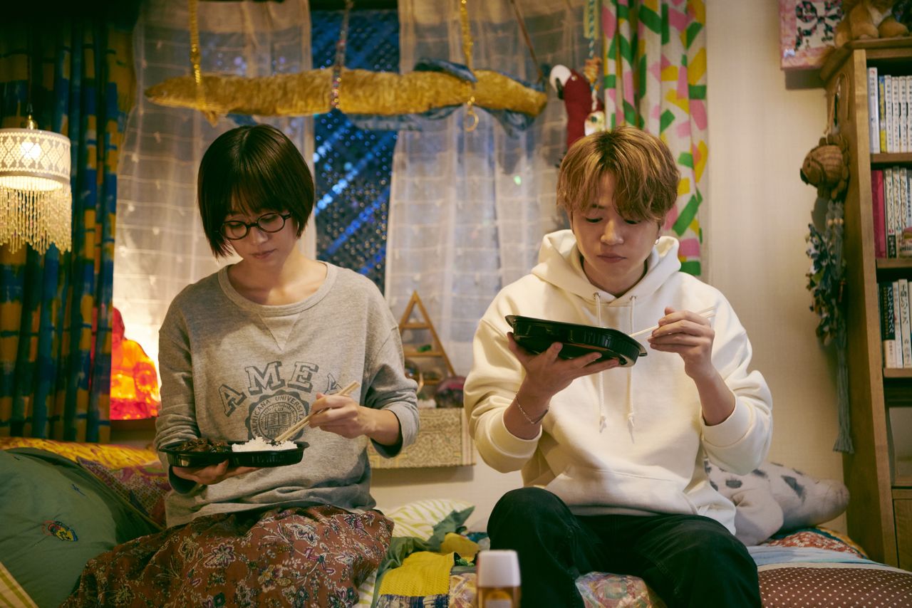 「一番高い弁当を買ってきた」と恩着せがましい怜人 ©2022『もっと超越した所へ。』製作委員会