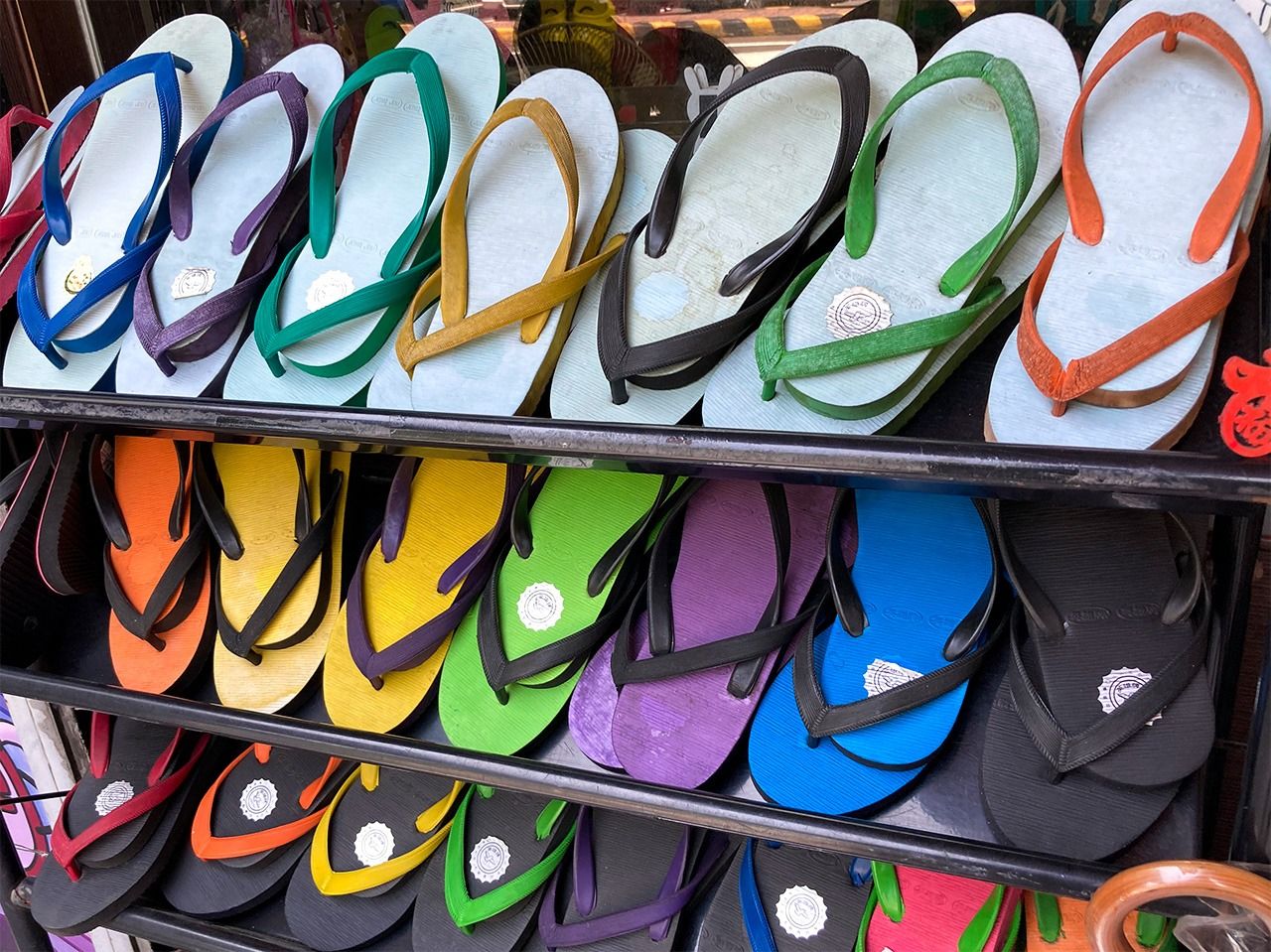 「藍白拖」とよばれる青白二色のゴムサンダル。今ではいろいろな色のものが売られている(筆者撮影)