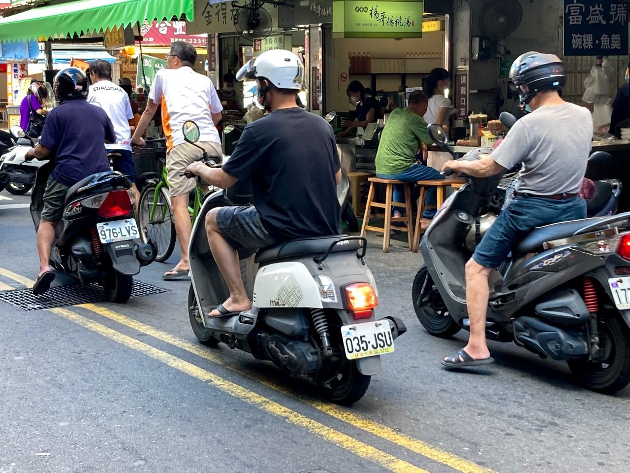 サンダルでスクーターに乗る人々(筆者撮影)