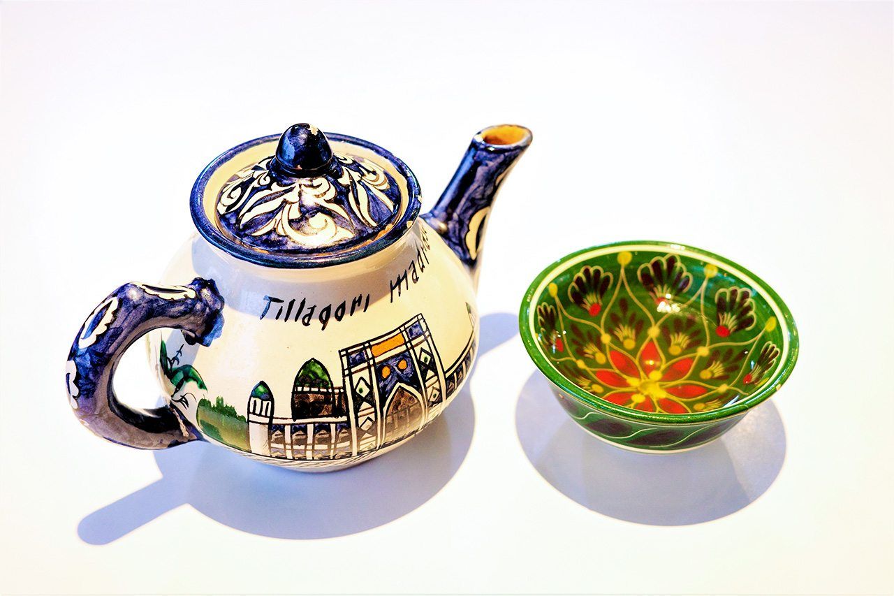 店で使用する茶器はすべてウズベキスタンから取り寄せたもの　筆者撮影
