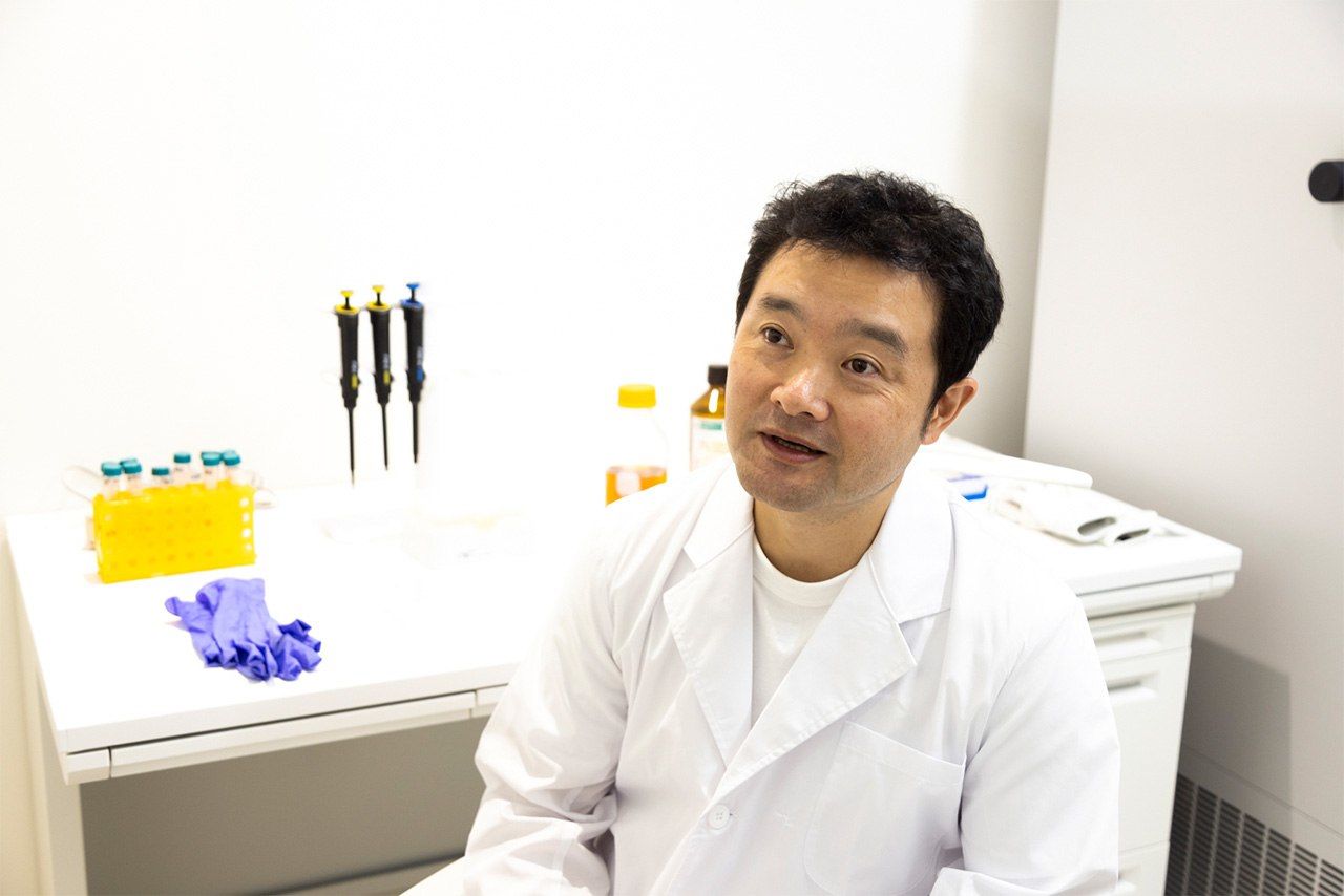 冨士川凛太郎さん。神奈川県・川崎の科学メーカーJSRとその研究所の利用契約を締結し、最先端の設備を活用している。