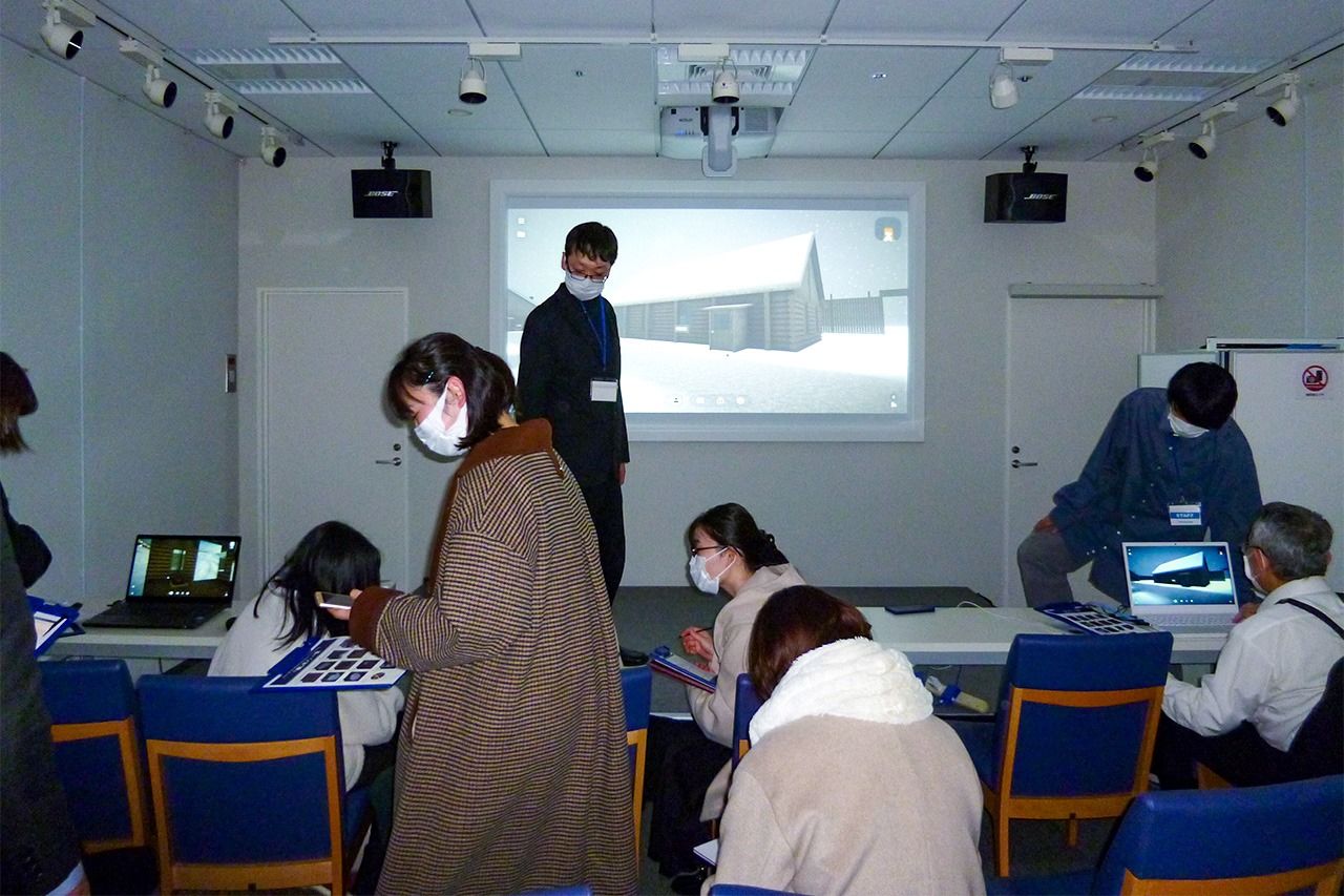 バーチャル・シベリア強制収容所を体験する来館者たち（2022年12月、平和祈念展示資料館にて。筆者撮影）