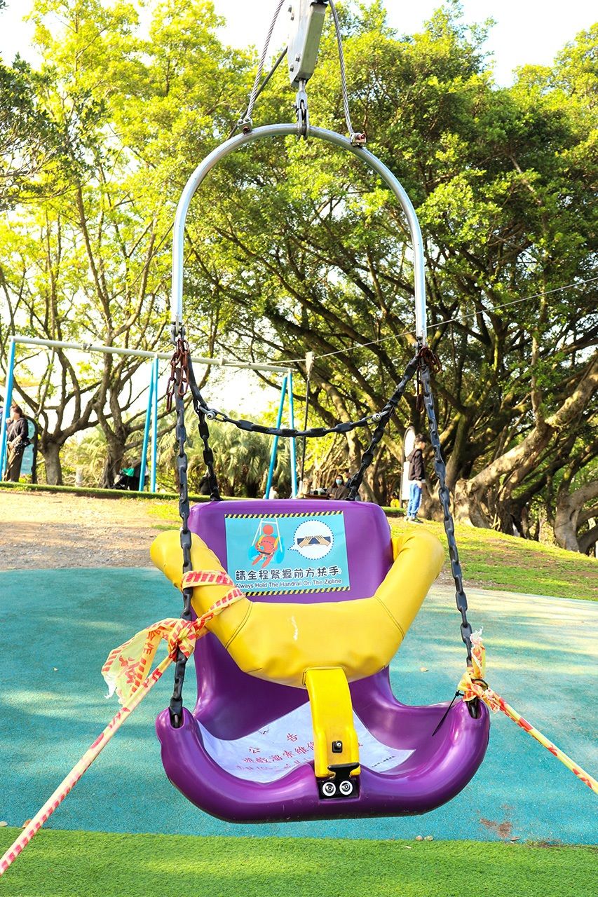 メンテナンスのため、使用が禁止された南港公園のターザンロープ。自力で体を支えられない人や、体の小さな子どもでも遊べるよう、ベルトがついている（筆者撮影）