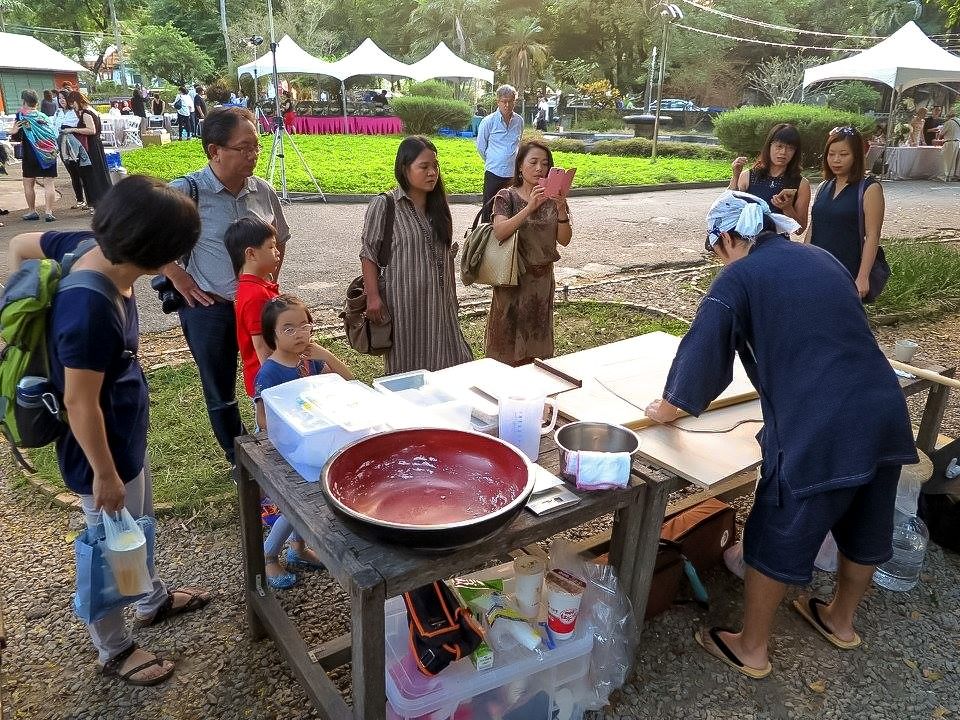2015年、橋頭糖廠の披露宴でそばを打った(張明山提供)