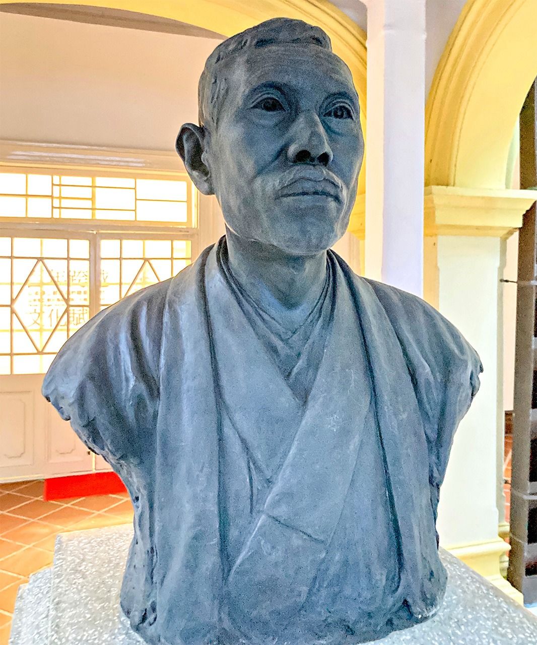 山本悌二郎像。背部には「1927 D. K.」と黄土水のイニシャルが刻まれている(筆者撮影)